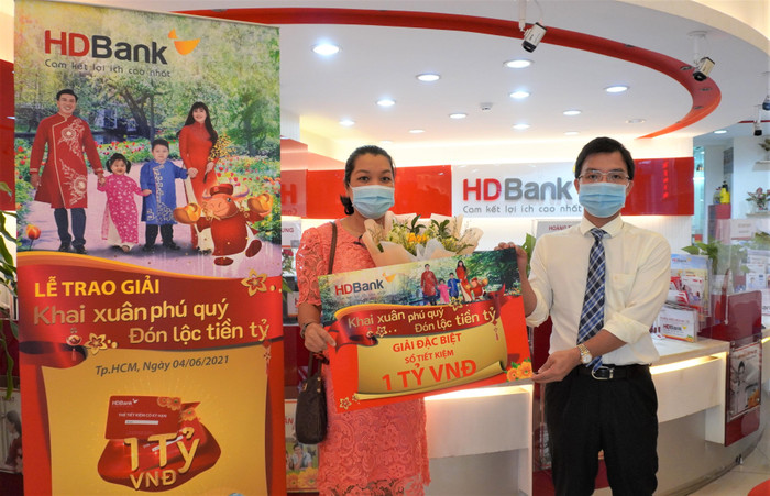Chị Phạm Thị Bảo Khanh - Khách hàng HDBank vừa trúng 1 tỷ đồng tiền mặt qua chương trình tiết kiệm dự thưởng. Chị Phạm Thị Bảo Khanh - Khách hàng HDBank vừa trúng 1 tỷ đồng tiền mặt qua chương trình tiết kiệm dự thưởng.