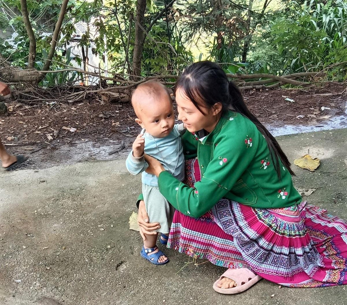 Mỷ phụ bố mẹ chăm em nhỏ mỗi dịp về thăm nhà. (Ảnh: Nhân vật cung cấp). Mỷ phụ bố mẹ chăm em nhỏ mỗi dịp về thăm nhà. (Ảnh: Nhân vật cung cấp).
