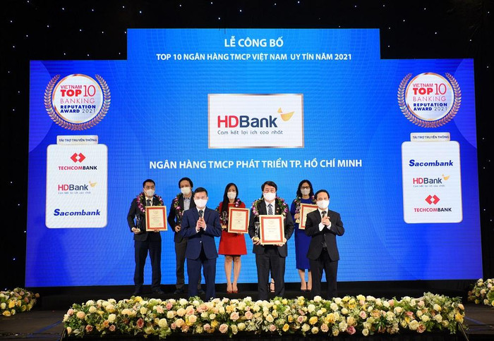 HDBank tiếp tục có mặt trong nhóm định chế tư nhân uy tín nhất trên thị trường, theo xếp hạng của Vietnam Report, khẳng định vị thế của một trong những ngân hàng năng động, dẫn đầu về tốc độ tăng trưởng. HDBank tiếp tục có mặt trong nhóm định chế tư nhân uy tín nhất trên thị trường, theo xếp hạng của Vietnam Report, khẳng định vị thế của một trong những ngân hàng năng động, dẫn đầu về tốc độ tăng trưởng.