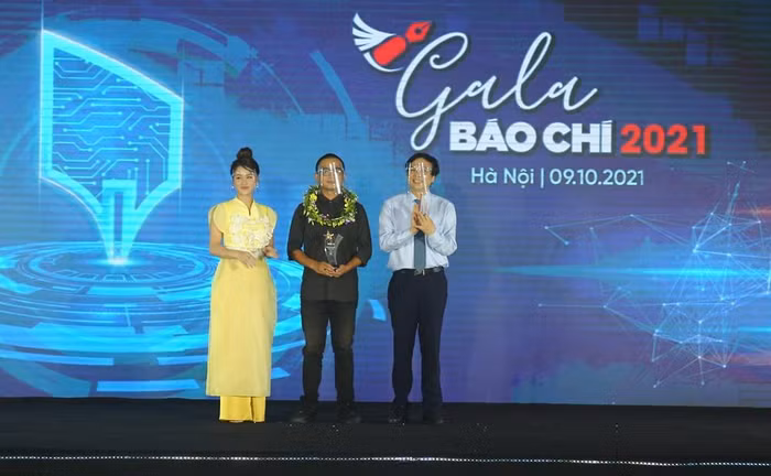 Ông Hồ Quang Lợi - Phó chủ tịch Thường trực Hội Nhà báo Việt Nam và diễn viên Lương Thu Trang trao giải A cho tác giả đoạt giải. Ảnh: Sơn Hải