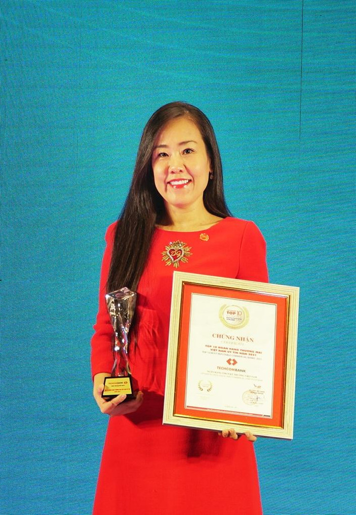 Đại diện Techcombank nhận chứng nhận Top 10 Ngân hàng thương mại Việt Nam uy tín năm 2021 Đại diện Techcombank nhận chứng nhận Top 10 Ngân hàng thương mại Việt Nam uy tín năm 2021