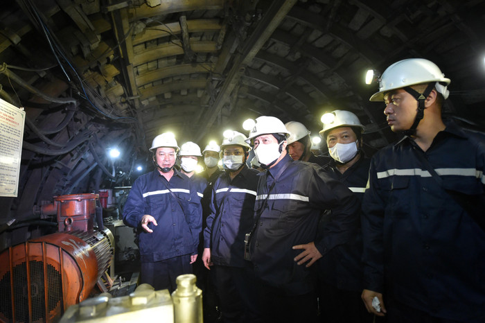 Phó Thủ tướng thị sát tình hình sản xuất tại hầm mỏ ở độ sâu -230m. Ảnh: VGP/Đức Tuân Phó Thủ tướng thị sát tình hình sản xuất tại hầm mỏ ở độ sâu -230m. Ảnh: VGP/Đức Tuân