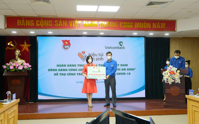 Bà Phùng Nguyễn Hải Yến – Phó Tổng giám đốc, Ủy viên Ban Thường vụ Công đoàn Vietcombank (bên trái) trao biển tượng trưng tặng 50.000 túi quà an sinh trị giá 12,5 tỷ đồng cho đại diện Trung ương Đoàn Thanh niên Cộng sản Hồ Chí Minh Bà Phùng Nguyễn Hải Yến – Phó Tổng giám đốc, Ủy viên Ban Thường vụ Công đoàn Vietcombank (bên trái) trao biển tượng trưng tặng 50.000 túi quà an sinh trị giá 12,5 tỷ đồng cho đại diện Trung ương Đoàn Thanh niên Cộng sản Hồ Chí Minh