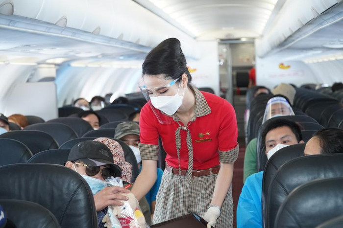 Những món quà lưu niệm, quà bốc thăm may mắn được trao cho khách hàng trên chuyến bay