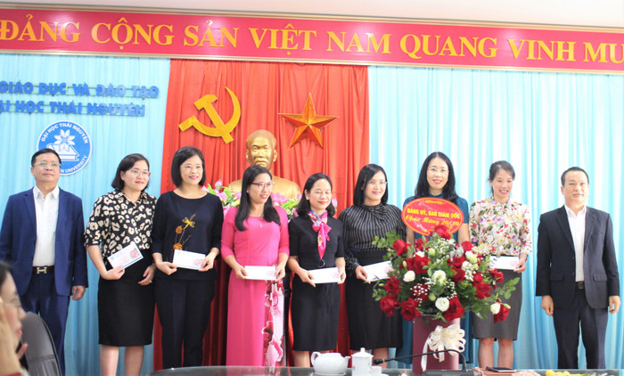 Lãnh đạo Đại học Thái Nguyên tặng hoa, quà chúc mừng các nữ cán bộ quản lý, nhà khoa học của Đại học Thái Nguyên Lãnh đạo Đại học Thái Nguyên tặng hoa, quà chúc mừng các nữ cán bộ quản lý, nhà khoa học của Đại học Thái Nguyên