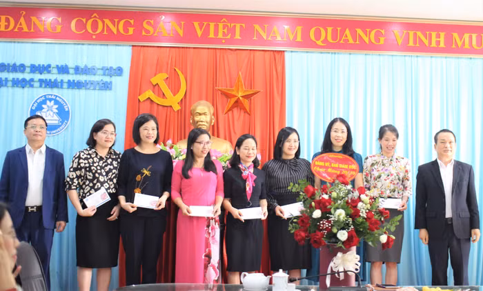 Lãnh đạo Đại học Thái Nguyên tặng hoa, quà chúc mừng các nữ cán bộ quản lý, nhà khoa học của Đại học Thái Nguyên