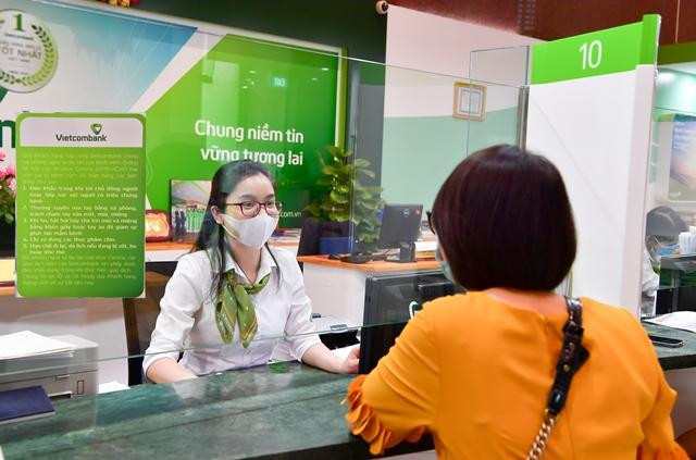 Khách hàng và nhân viên Vietcombank tuân thủ các quy định về phòng, chống dịch COVID-19 khi thực hiện giao dịch tại ngân hàng Khách hàng và nhân viên Vietcombank tuân thủ các quy định về phòng, chống dịch COVID-19 khi thực hiện giao dịch tại ngân hàng
