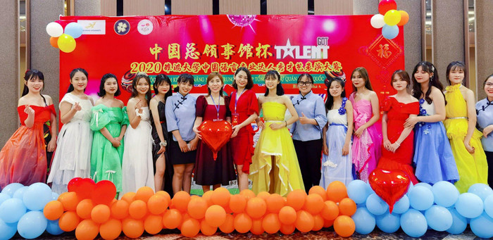 Giảng viên Nguyễn Thị Hoàng Oanh chụp ảnh lưu niệm cùng với sinh viên tại hội diễn văn nghệ (Ảnh tư liệu, chụp trước khi có dịch Covid-19). Ảnh: NVCC