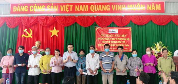 Ông Hoàng Văn Liên – Phó Chủ nhiệm Ủy ban Tư pháp Quốc Hội (áo sơ mi xám, thứ 6 từ trái qua), cùng đại diện các cơ quan ban ngành của tỉnh, HDBank Long An đã trao tặng thẻ và thăm hỏi bà con.