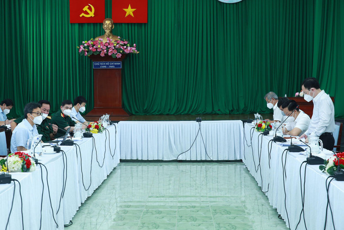 Theo Phó Thủ tướng Vũ Đức Đam, không chỉ chính quyền chủ động trong phòng, chống dịch mà người dân, doanh nghiệp cũng phải chủ động xây dựng phương án sản xuất bảo đảm an toàn, tự bảo vệ bản thân trước đại dịch. Ảnh: VGP/Đình Nam Theo Phó Thủ tướng Vũ Đức Đam, không chỉ chính quyền chủ động trong phòng, chống dịch mà người dân, doanh nghiệp cũng phải chủ động xây dựng phương án sản xuất bảo đảm an toàn, tự bảo vệ bản thân trước đại dịch. Ảnh: VGP/Đình Nam