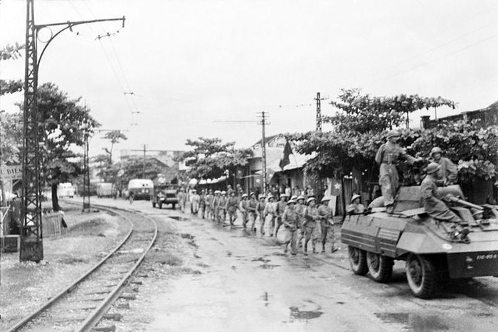Sáng 9/10/1954, Quân đội nhân dân Việt Nam theo nhiều đường, từ ngoại thành tiến vào tiếp quản Hà Nội. Trong ảnh: Quân Pháp rút đến đâu, Trung đoàn Thủ đô từ ô Cầu Giấy tiến vào tiếp quản đến đó. (Ảnh: Tư liệu TTXVN) Sáng 9/10/1954, Quân đội nhân dân Việt Nam theo nhiều đường, từ ngoại thành tiến vào tiếp quản Hà Nội. Trong ảnh: Quân Pháp rút đến đâu, Trung đoàn Thủ đô từ ô Cầu Giấy tiến vào tiếp quản đến đó. (Ảnh: Tư liệu TTXVN)