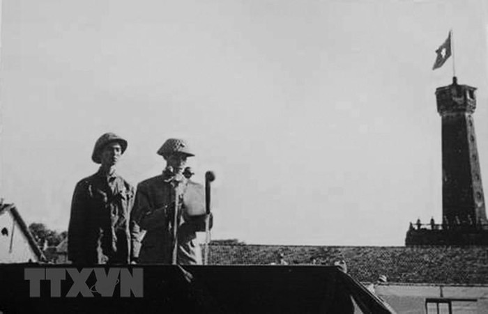 Thiếu tướng Vương Thừa Vũ, Tư lệnh Đại đoàn 308, Chủ tịch Ủy ban Quân chính thành phố đọc Lời kêu gọi của Chủ tịch Hồ Chí Minh gửi đồng bào Thủ đô, tại Lễ chào cờ đầu tiên trong Ngày giải phóng Hà Nội, diễn ra tại sân Cột Cờ (nay là Đoan Môn-Hoàng thành Thăng Long) vào lúc 15 giờ ngày 10/10/1954. (Ảnh: Tư liệu TTXVN) Thiếu tướng Vương Thừa Vũ, Tư lệnh Đại đoàn 308, Chủ tịch Ủy ban Quân chính thành phố đọc Lời kêu gọi của Chủ tịch Hồ Chí Minh gửi đồng bào Thủ đô, tại Lễ chào cờ đầu tiên trong Ngày giải phóng Hà Nội, diễn ra tại sân Cột Cờ (nay là Đoan Môn-Hoàng thành Thăng Long) vào lúc 15 giờ ngày 10/10/1954. (Ảnh: Tư liệu TTXVN)