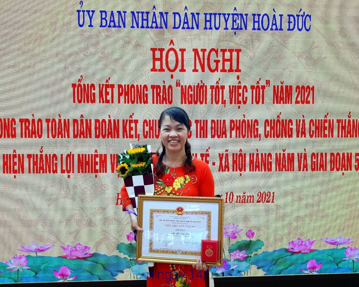 Cô Ngô Thị Mai nhận danh hiệu "Người tốt, việc tốt" do Ủy ban nhân dân Thành phố Hà Nội trao tặng ngày 14/10/2021. (Ảnh: Nhà trường cung cấp) Cô Ngô Thị Mai nhận danh hiệu "Người tốt, việc tốt" do Ủy ban nhân dân Thành phố Hà Nội trao tặng ngày 14/10/2021. (Ảnh: Nhà trường cung cấp)