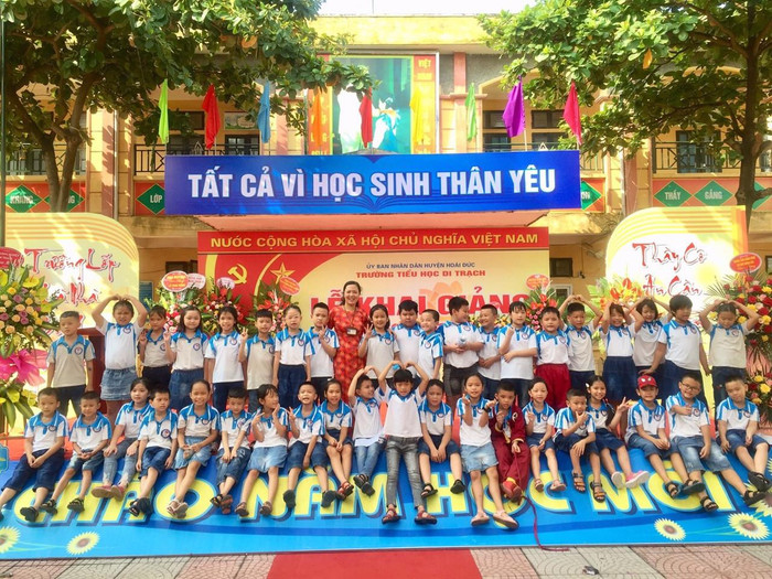 Cô Xuân cùng các em học sinh trong một buổi lễ khai giảng. (Ảnh: Nhà trường cung cấp) Cô Xuân cùng các em học sinh trong một buổi lễ khai giảng. (Ảnh: Nhà trường cung cấp)