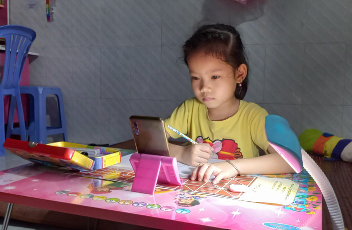 Em Trần Thiên Kim (con gái anh Phước) đang học online. Ảnh: Hữu Đức Em Trần Thiên Kim (con gái anh Phước) đang học online. Ảnh: Hữu Đức