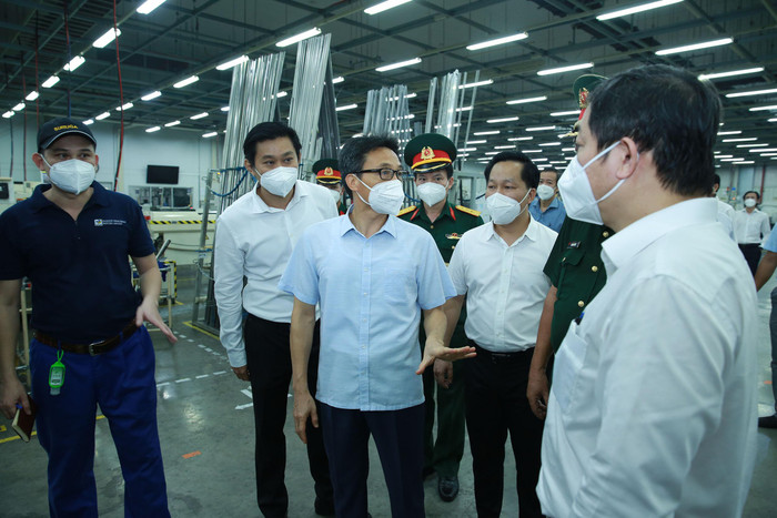 Phó Thủ tướng Vũ Đức Đam: "Mục đích của chúng ta là kiểm soát được dịch bệnh, bảo vệ tính mạng, sức khoẻ cho người dân, từ đó phục hồi sản xuất, tạo việc làm, thu nhập. Đây chính là hỗ trợ an sinh bền vững nhất". Ảnh: VGP/Đình Nam Phó Thủ tướng Vũ Đức Đam: "Mục đích của chúng ta là kiểm soát được dịch bệnh, bảo vệ tính mạng, sức khoẻ cho người dân, từ đó phục hồi sản xuất, tạo việc làm, thu nhập. Đây chính là hỗ trợ an sinh bền vững nhất". Ảnh: VGP/Đình Nam