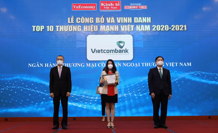 Đại diện Vietcombank (ở giữa) nhận giải thưởng Top 10 Thương hiệu mạnh Việt Nam năm 2020-2021 Đại diện Vietcombank (ở giữa) nhận giải thưởng Top 10 Thương hiệu mạnh Việt Nam năm 2020-2021
