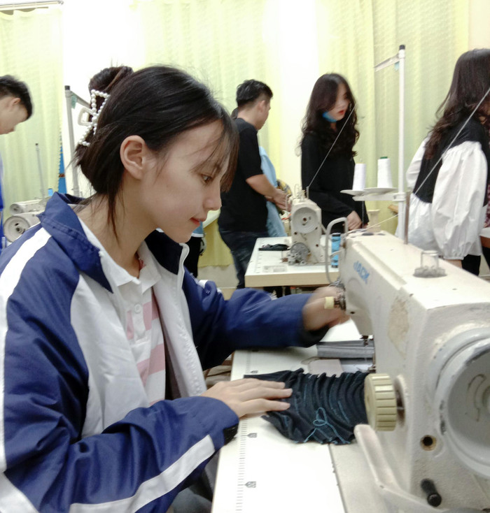 Cô học trò người H’Mông trong một giờ học nghề. (Ảnh: Nhân vật cung cấp). Cô học trò người H’Mông trong một giờ học nghề. (Ảnh: Nhân vật cung cấp).