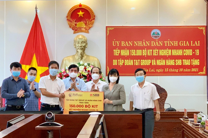 Đại diện Tập đoàn T&amp;T Group và Ngân hàng SHB trao tặng 150.000 bộ kit xét nghiệm nhanh COVID-19 cho đại diện lãnh đạo tỉnh Gia Lai.