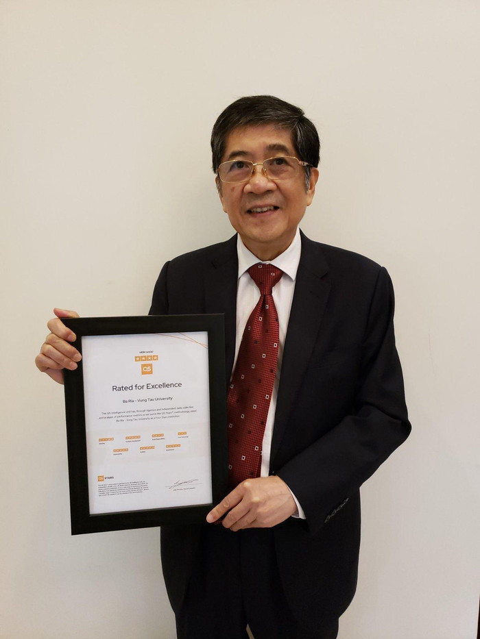 GS. TS Nguyễn Lộc, Hiệu trưởng nhà trường đón Chứng nhận QS STARS TM 4 SAO cho Trường Đại học Bà Rịa – Vũng Tàu từ đại diện Tổ chức QS (Quacquarelli Symonds – Anh Quốc) GS. TS Nguyễn Lộc, Hiệu trưởng nhà trường đón Chứng nhận QS STARS TM 4 SAO cho Trường Đại học Bà Rịa – Vũng Tàu từ đại diện Tổ chức QS (Quacquarelli Symonds – Anh Quốc)