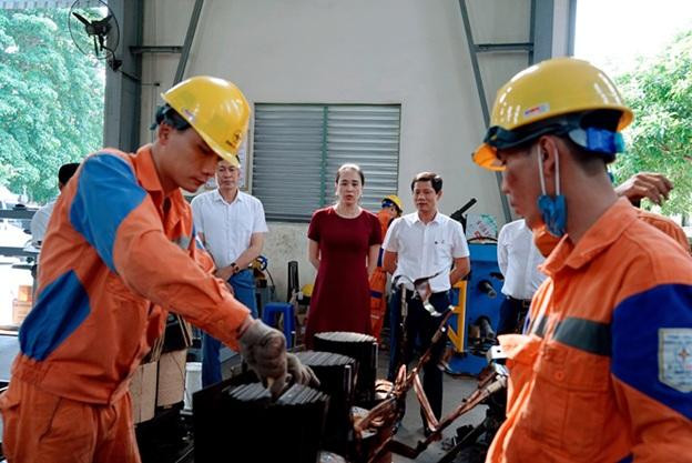 Chủ tịch Hội đồng thành viên EVNNPC Đỗ Nguyệt Ánh (váy đỏ) Chủ tịch Hội đồng thành viên EVNNPC Đỗ Nguyệt Ánh (váy đỏ)