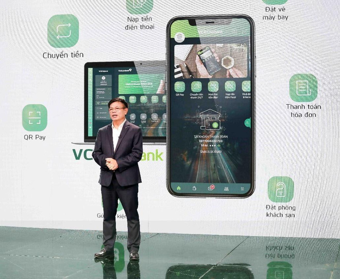 Cùng với việc chuyển đổi thành công hệ thống ngân hàng lõi (Core Banking), tháng 7/2020, Vietcombank tiếp tục ra mắt ngân hàng số VCB Digibank với sự hợp nhất của hai nền tảng Internet Banking và Mobile Banking, khách hàng chỉ cần sử dụng một tên đăng nhập và một mật khẩu cho dịch vụ VCB Digibank duy nhất, tên đăng nhập VCB Digibank chính là số điện thoại khách hàng đăng ký với ngân hàng. Cùng với việc chuyển đổi thành công hệ thống ngân hàng lõi (Core Banking), tháng 7/2020, Vietcombank tiếp tục ra mắt ngân hàng số VCB Digibank với sự hợp nhất của hai nền tảng Internet Banking và Mobile Banking, khách hàng chỉ cần sử dụng một tên đăng nhập và một mật khẩu cho dịch vụ VCB Digibank duy nhất, tên đăng nhập VCB Digibank chính là số điện thoại khách hàng đăng ký với ngân hàng.