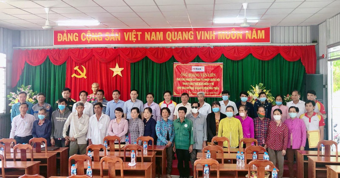 Ông Hoàng Văn Liên – Phó Chủ nhiệm Ủy ban Tư pháp Quốc Hội (áo sơ mi xám, hàng 2, vị trí thứ 7 từ trái qua), cùng đại diện các cơ quan ban ngành của tỉnh, HDBank Long An đã trao tặng thẻ và thăm hỏi bà con.