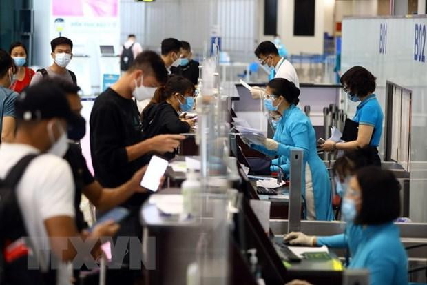 Hành khách phải tiêm đủ 2 mũi vaccine phòng COVID-19 sau 14 ngày hoặc có giấy xác nhận là F0 khỏi bệnh dưới 6 tháng và xuất trình kết quả xét nghiệm âm tính trong vòng 72 giờ trước khi lên máy bay. (Ảnh: Huy Hùng/TTXVN) Hành khách phải tiêm đủ 2 mũi vaccine phòng COVID-19 sau 14 ngày hoặc có giấy xác nhận là F0 khỏi bệnh dưới 6 tháng và xuất trình kết quả xét nghiệm âm tính trong vòng 72 giờ trước khi lên máy bay. (Ảnh: Huy Hùng/TTXVN)