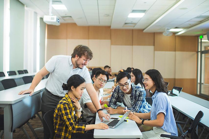 Tham gia cuộc thi VGCC, các đội thi sẽ được rèn luyện kỹ năng làm việc nhóm, nghiên cứu, tổng hợp và phân tích vấn đề và xa hơn nữa là tư duy giải quyết vấn đề và khả năng lãnh đạo. Tham gia cuộc thi VGCC, các đội thi sẽ được rèn luyện kỹ năng làm việc nhóm, nghiên cứu, tổng hợp và phân tích vấn đề và xa hơn nữa là tư duy giải quyết vấn đề và khả năng lãnh đạo.