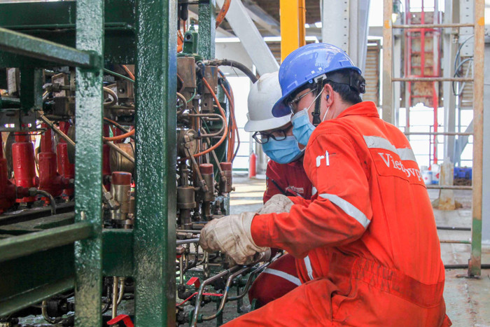 Người lao động Vietsovpetro làm việc trên giàn Người lao động Vietsovpetro làm việc trên giàn