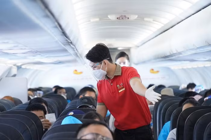 Tiếp viên Vietjet hướng dẫn cho hành khách các quy định an toàn khi bay