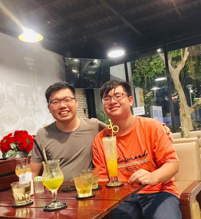 Tuấn Kiệt chụp ảnh kỷ niệm với thầy giáo Trần Quốc Luật (bên trái), giáo viên đội tuyển Toán trường trung học phổ thông chuyên Lê Hồng Phong, Thành phố Hồ Chí Minh. Ảnh: Nhân vật cung cấp