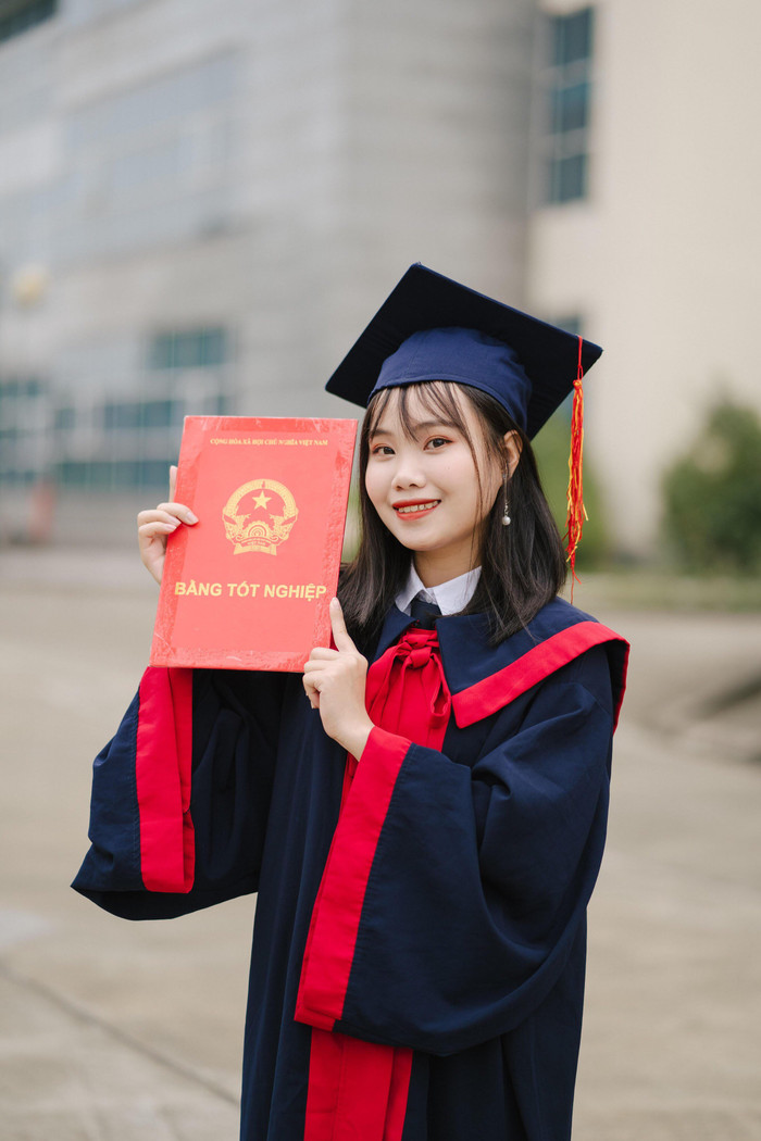 Với những thành tích xuất sắc, Trần Thị Thùy trở thành Thủ khoa đầu ra của Học viện Tòa án năm 2021. Ảnh: NVCC