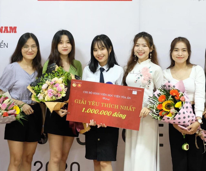 Trần Thị Thùy đã đạt nhiều thành tích xuất sắc trong quá trình học tập. Ảnh: NVCC