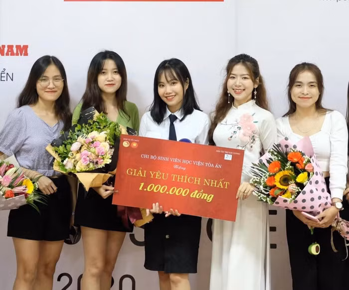 Trần Thị Thùy đã đạt nhiều thành tích xuất sắc trong quá trình học tập. Ảnh: NVCC