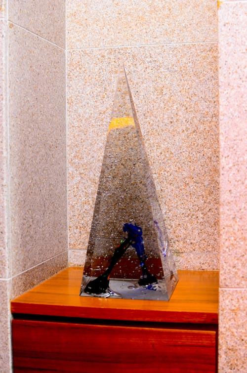 Là một người bận rộn với guồng quay của công việc, nhưng từ khi lấy chồng Thu Minh rất chăm chút “dạ dày” cho ông xã. Mỗi khi rảnh cô thường đi siêu thị mua thực phẩm về nấu những món ăn Việt Nam cho chồng, dù cô cho biết khả năng nấu ăn của mình hạn chế hơn việc hát trên sân khấu khá nhiều. Ảnh: Món quà cưới hình kim tự tháp của một người bạn tặng vợ chồng Thu Minh được cô cất giữ cẩn thận. Là một người bận rộn với guồng quay của công việc, nhưng từ khi lấy chồng Thu Minh rất chăm chút “dạ dày” cho ông xã. Mỗi khi rảnh cô thường đi siêu thị mua thực phẩm về nấu những món ăn Việt Nam cho chồng, dù cô cho biết khả năng nấu ăn của mình hạn chế hơn việc hát trên sân khấu khá nhiều. Ảnh: Món quà cưới hình kim tự tháp của một người bạn tặng vợ chồng Thu Minh được cô cất giữ cẩn thận.