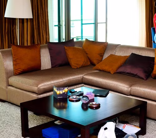 Khi hỏi, tại sao không mua một ngôi nhà riêng thay vì hàng tháng phải bỏ ra một số tiền lớn để thuê nhà thì Thu Minh cho hay, vợ chồng cô vẫn đang tìm kiếm một căn hộ tiện nghi, thoải mái.