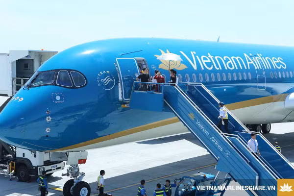 Hình thức xử phạt hành chính đối với 3 nhân viên và tiếp viên trưởng trong vụ khách đi nhầm máy bay mức 4 triệu đồng/người được cho là quá nhẹ đối với lỗi nguy hại đến an ninh hàng không. Ảnh: VNA.