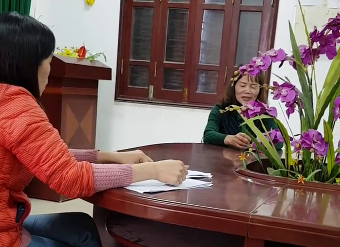 Chị Ng.T.H (bên trái) trao đổi, làm việc với ban giám hiệu Trường tiểu học Đồng Kỵ 2 về việc trường tự cho thi lại để nâng điểm cho học sinh. Ảnh: Cắt từ clip NVCC. Chị Ng.T.H (bên trái) trao đổi, làm việc với ban giám hiệu Trường tiểu học Đồng Kỵ 2 về việc trường tự cho thi lại để nâng điểm cho học sinh. Ảnh: Cắt từ clip NVCC.