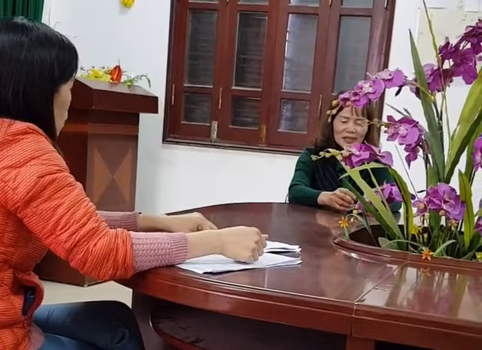 Chị Ng.T.H (bên trái) trao đổi, làm việc với ban giám hiệu Trường tiểu học Đồng Kỵ 2 về việc trường tự cho thi lại để nâng điểm cho học sinh. Ảnh: Cắt từ clip NVCC.