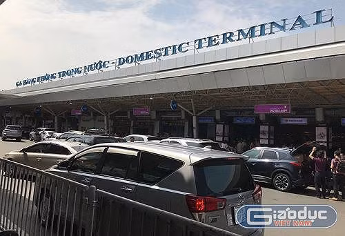 Vị khách nước ngoài đi Myanmar lên nhầm máy bay Vietnam Airlines đến Singapore tại sân bay Tân Sơn Nhất. Ảnh: NQ.