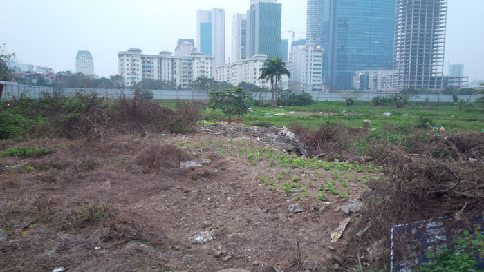 Khu đất năm ở đường Phạm Hùng, Tập đoàn Kinh Bắc dự định xây tòa tháp cao 100 tầng, nhưng rồi sau gần 10 năm vẫn không thực hiện được. Ảnh: Vũ Phương. Khu đất năm ở đường Phạm Hùng, Tập đoàn Kinh Bắc dự định xây tòa tháp cao 100 tầng, nhưng rồi sau gần 10 năm vẫn không thực hiện được. Ảnh: Vũ Phương.