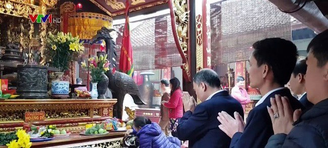 Cán bộ công chức Kho bạc Nhà nước Thành phố Nam Định đi lễ trong giờ hành chính buổi sáng ngày 26/2. Ảnh chụp từ clip VTV. Cán bộ công chức Kho bạc Nhà nước Thành phố Nam Định đi lễ trong giờ hành chính buổi sáng ngày 26/2. Ảnh chụp từ clip VTV.