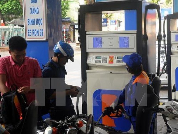 Lần đầu tiên giá xăng RON 95 được Liên bộ điều chỉnh giảm 400 đồng/lít. Ảnh: TTXVN Lần đầu tiên giá xăng RON 95 được Liên bộ điều chỉnh giảm 400 đồng/lít. Ảnh: TTXVN