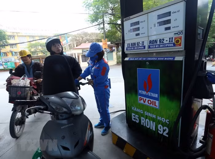 Tăng thuế môi trường đồng nghĩa giá xăng sẽ tăng kéo theo giá hàng hóa, dịch vụ tăng theo. Ảnh: TTXVN. Tăng thuế môi trường đồng nghĩa giá xăng sẽ tăng kéo theo giá hàng hóa, dịch vụ tăng theo. Ảnh: TTXVN.