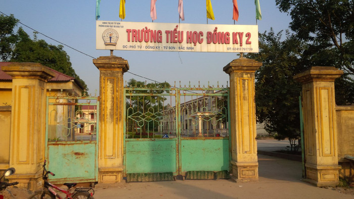 Phụ huynh bức xúc trước việc ban giám hiệu Trường tiểu học Đồng Kỵ 2 tổ chức thi lại nhằm nâng điểm cho hàng loạt học sinh điểm thi dưới trung bình để thay cho điểm thi hết học kỳ 1. Ảnh: Vũ Phương. Phụ huynh bức xúc trước việc ban giám hiệu Trường tiểu học Đồng Kỵ 2 tổ chức thi lại nhằm nâng điểm cho hàng loạt học sinh điểm thi dưới trung bình để thay cho điểm thi hết học kỳ 1. Ảnh: Vũ Phương.