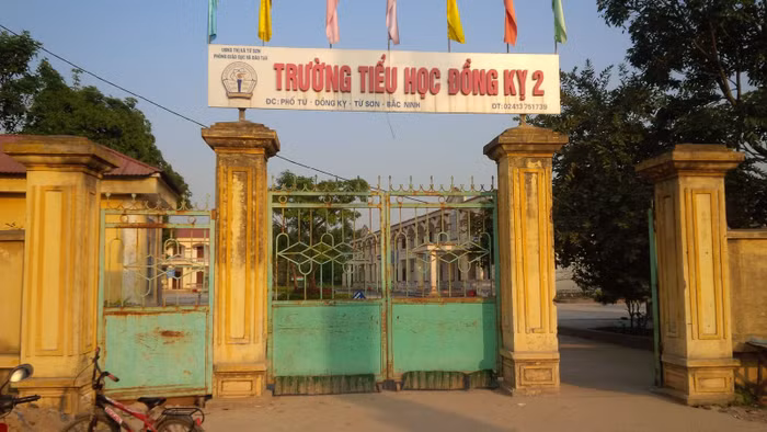 Phụ huynh bức xúc trước việc ban giám hiệu Trường tiểu học Đồng Kỵ 2 tổ chức thi lại nhằm nâng điểm cho hàng loạt học sinh điểm thi dưới trung bình để thay cho điểm thi hết học kỳ 1. Ảnh: Vũ Phương.