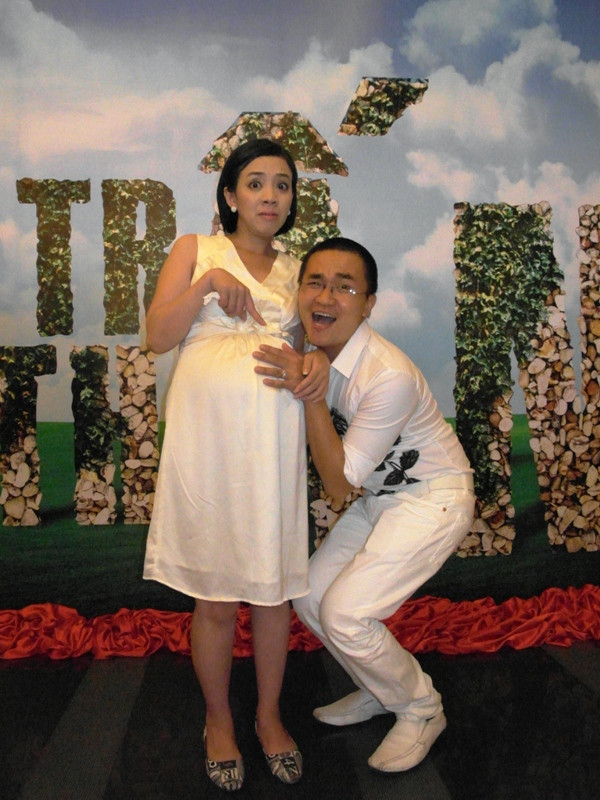 Bà bầu cũng tham gia vào phi vụ tạo dáng độc với Đại Nghĩa. Bà bầu cũng tham gia vào phi vụ tạo dáng độc với Đại Nghĩa.