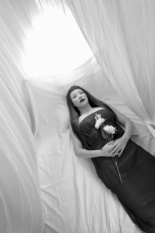 Hồ Quỳnh Hương khiến nhiều người liên tưởng đến phim ma của Trung Quốc. Hồ Quỳnh Hương khiến nhiều người liên tưởng đến phim ma của Trung Quốc.