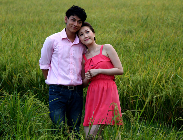 Bảo Thy và Isaac diễn xuất tình tứ giữa đồng lúa xanh bạt ngàn. 'Công chúa bong bóng' thủ vai cô nữ sinh tinh nghịch thường bày trò 'hành hạ' nhân vật chàng gia sư tội nghiệp do hot boy nhóm 365 thủ vai trong phim 'Gia sư nữ quái'. Sau những mâu thuẫn nảy lửa, cuối cùng chàng thầy giáo và cô học trò bướng bỉnh lại nảy sinh tình yêu. Bảo Thy và Isaac diễn xuất tình tứ giữa đồng lúa xanh bạt ngàn. 'Công chúa bong bóng' thủ vai cô nữ sinh tinh nghịch thường bày trò 'hành hạ' nhân vật chàng gia sư tội nghiệp do hot boy nhóm 365 thủ vai trong phim 'Gia sư nữ quái'. Sau những mâu thuẫn nảy lửa, cuối cùng chàng thầy giáo và cô học trò bướng bỉnh lại nảy sinh tình yêu.